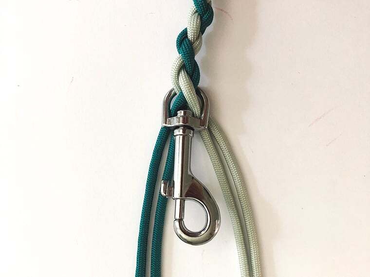 Paracord Leine: Endschnüre durch den zweiten Karabiner fädeln Paracord Leine: Endschnüre durch den zweiten Karabiner fädeln